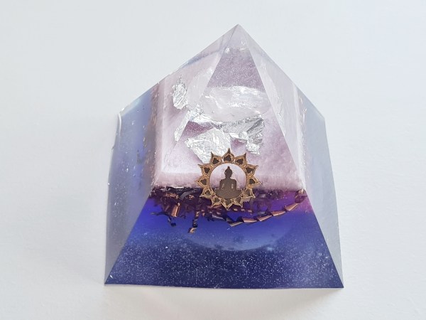 Orgonite pyramide quartz rose violette bouddha